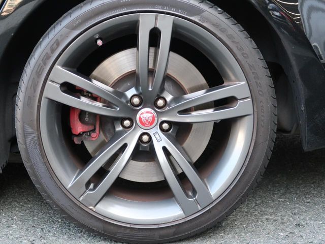 20インチ5スプリットスポークホイール装備！力強さと重厚感を感じさせる太めのスポーク、車体全体のバランスを考慮した洗練されたデザイン性で魅力を際立たせます！