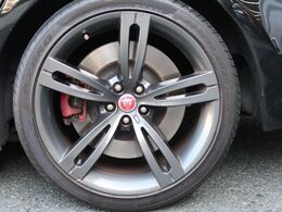 20インチ5スプリットスポークホイール装備！力強さと重厚感を感じさせる太めのスポーク、車体全体のバランスを考慮した洗練されたデザイン性で魅力を際立たせます！