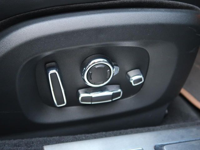 パワーシートを装備しており、運転中の微調整なども安全に行えます。簡単な動作で自分の好みのポジションに動かせます！
