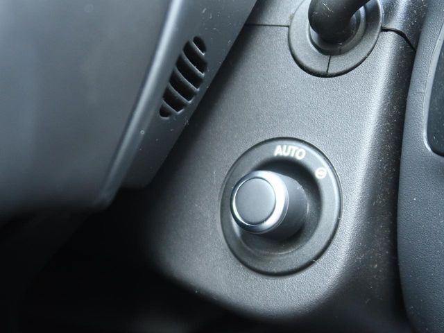 電動調整ステアリングコラムは、このレバーを使うことでハンドルの位置を前後上下に調整できます。更にシートメモリーと同時にハンドルの位置も記憶するので、大変便利な機能です。