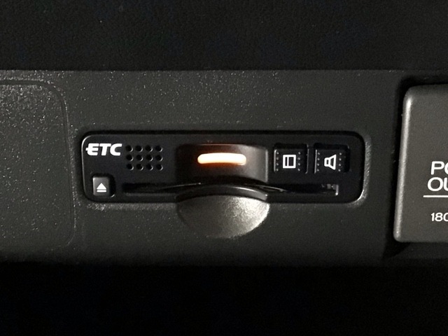 【ETC車載器】もはや必須アイテムのETCを搭載！高速道路のご利用時にとても便利！わずらわしい料金所での現金支払いが不要となりスムーズに通過できます♪