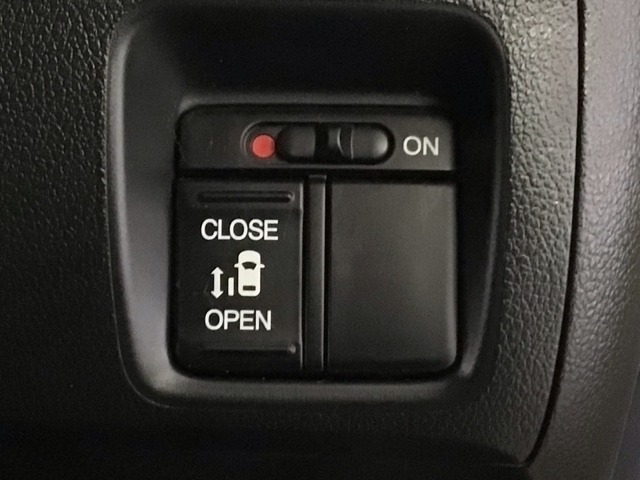 【パワースライドドア】助手席側がパワースライドドアになっており、運転席のスイッチやスマートキーでも開閉が可能です！開口部も広いので乗り降りも楽々♪