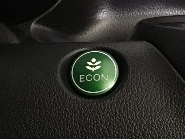 ★ECONスイッチ★　エコドライブを加速しよう！スイッチをONにすると、運転の仕方によるロスを抑え込み燃費をよくするようクルマが頑張ります（＊＾ー＾＊）燃費向上にチャレンジ♪