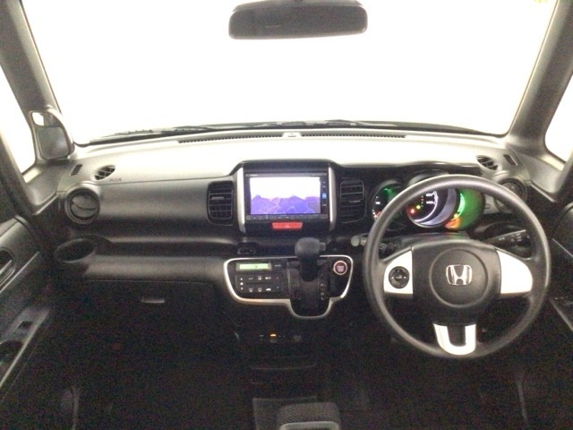 【前方視界】開放的な前方視界！運転がしやすく疲れにくいです♪窓が大きく、見通しがとっても良いおクルマですよ♪
