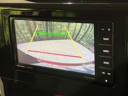 【バックカメラ】駐車時に後方がリアルタイム映像で確認できます。大型商業施設や立体駐車場での駐車時や、夜間のバック時に大活躍！運転スキルに関わらず、今や必須となった装備のひとつです！