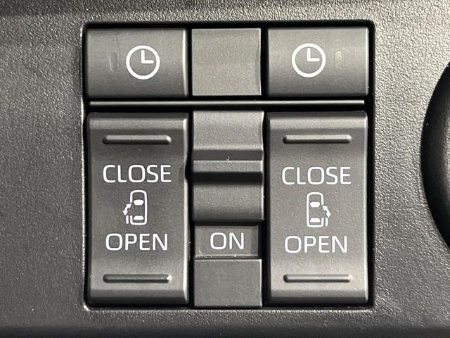 【両側パワースライドドア】スマートキーや運転席のスイッチで後席両側スライドドアの開閉が可能♪電動だから力を入れてドアを開ける必要が無く、小さなお子様でも簡単に開け閉めでき快適です♪