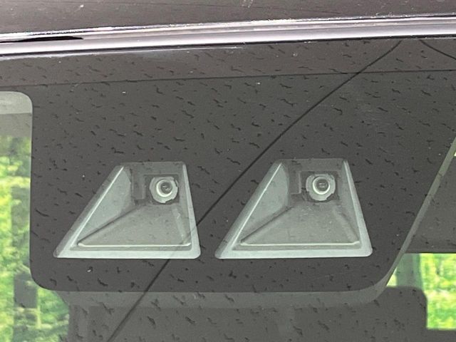【スマートアシスト】走行中に前方の車両等を認識し、衝突しそうな時は警報とブレーキで衝突回避と被害軽減をアシスト。より安全にドライブをお楽しみいただけます。
