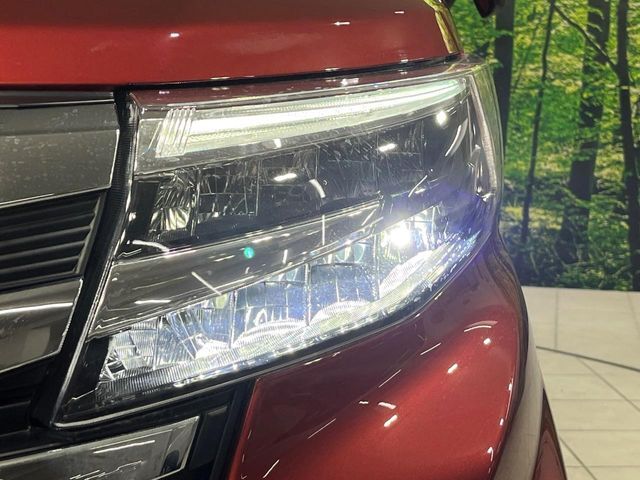 【LEDヘッドライト】悪天候や夜間走行時も良好な視界を確保し安心して運転できる高輝度LEDヘッドライトを装備！点灯速度が早く、消費電力も抑えられています。