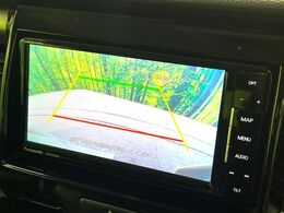 【バックカメラ】駐車時に後方がリアルタイム映像で確認できます。大型商業施設や立体駐車場での駐車時や、夜間のバック時に大活躍！運転スキルに関わらず、今や必須となった装備のひとつです！