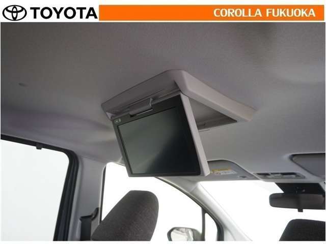 後席モニターはおもてなしの一つ、後席をエンタメの特等席に！お気に入りのビジュアルを楽しみながらロングドライブを満喫です。