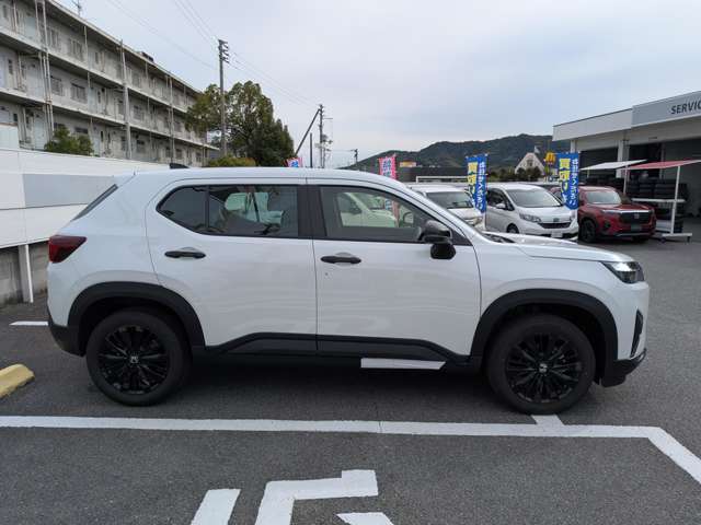 アルミホイール付きで足元の印象が引き締まって見えます。クルマのオシャレも足元から見られるかも知れませんね。