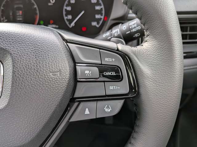 クルーズコントロールで高速道路でのロングドライブをサポート。高速道路で一定の速度で走行してくれるので運転が楽になります。指先だけの簡単設定で使用可能です。
