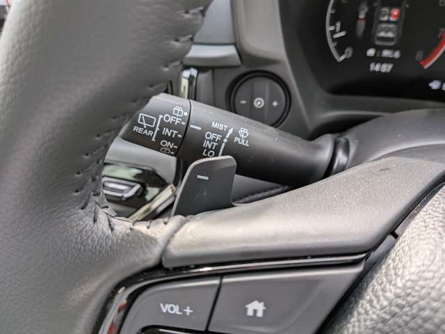 マニュアルモード付きで山道の下りなどブレーキを頻繁に使う場面でもエンジンブレーキをかけることができます。