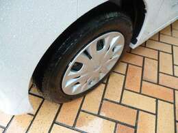 【タイヤ】車もオシャレは、足元から！！車のデザインを損なわないホイールが装着されています！！！
