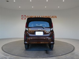 4WDシステムを搭載。オフロードや雪道などの滑りやすい路面でも安心して走行できます。