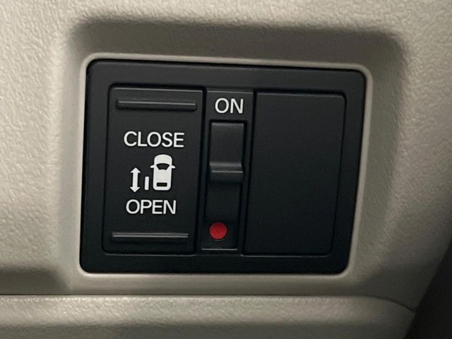 【パワースライドドア】スマートキーや運転席のスイッチでスライドドアの開閉が可能♪電動だから力を入れてドアを開ける必要が無く、小さいお子様でも、重い荷物を持っている時もラクに開け閉めできます♪