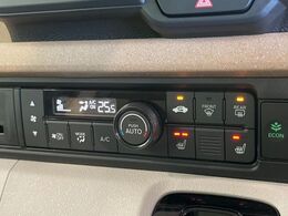 【オートエアコン】一度お好みの温度に設定すれば、車内の温度を検知し風量や温度を自動で調整。暑い…寒い…と何度もスイッチ操作をする必要はありません。快適な車内空間には必須の機能ですね♪