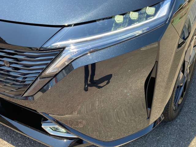 ヘッドライトはLEDで夜間も明るく照らしてくれます！対向車を避けて自動でハイビームの切り替えをしてくれます！