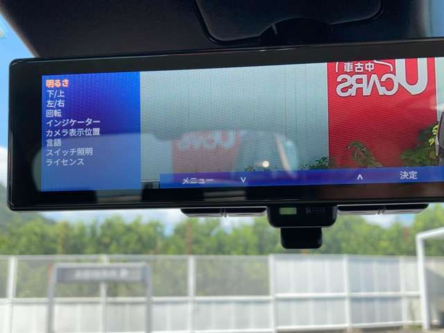 ルームミラーにカメラの映像を表示できるので夜間や悪天候のときもしっかり後方の確認ができます！
