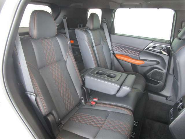 ヒーター機能付セカンドシートで、後席も個別に温度設定が可能です。