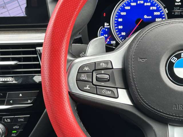 LIBERALAでは多種多様の車種をご用意させていただいております。お客様がご納得いくまで、そのお車の持つ特性を五感すべてで感じ取っていただける場をご提供します。