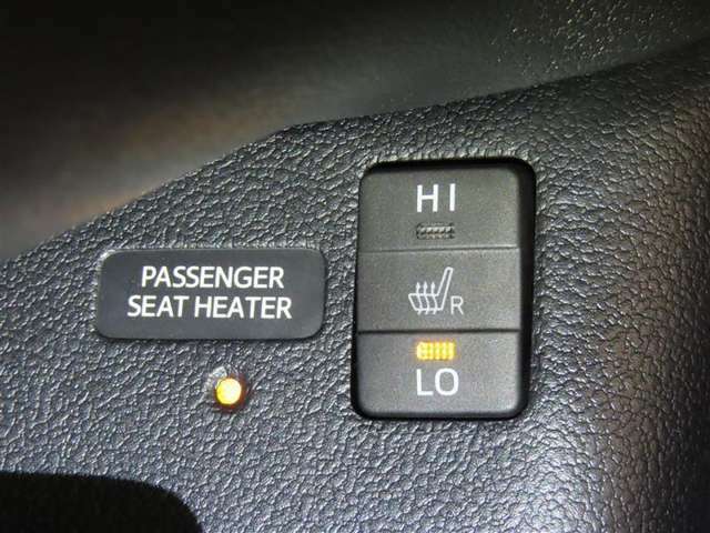 前席にシートヒーターを装備しております。