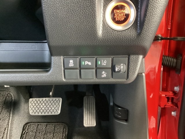 ハンドルの右側にはヘットライトリベライザーとVSA（ABS＋TCS＋横滑り抑制）の解除スイッチがついています。ヘッドライトレベライザーは道路状況や積荷の加重に応じてライトの高さを調節できます。