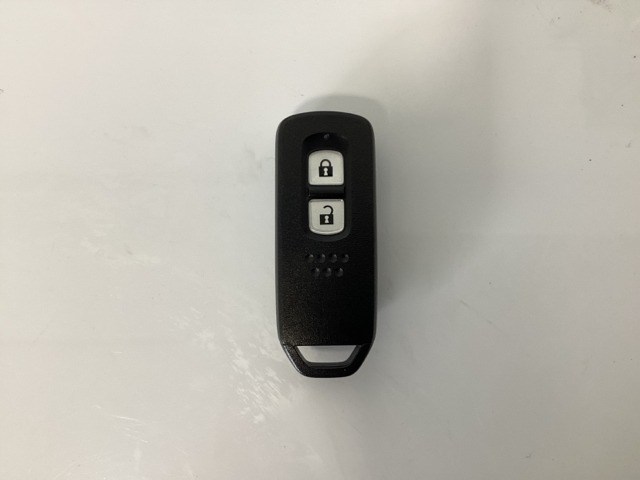 スマートキーを装備しています。鍵を差し込むことなくドアロックの開け閉めと、スタートボタン操作でのエンジンスタートができます。