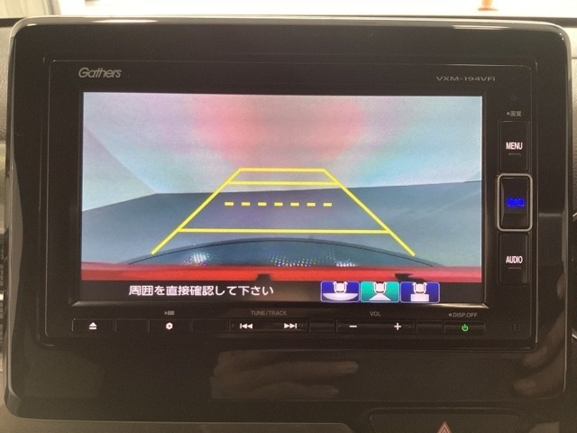 バックでの車庫入れも安心です！リアカメラが付いているバックモニター付のナビを装備しております。操作線もついており距離感も画面から確認できます。