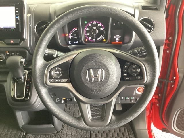 ハンドルにHondaセンシング系のクルーズコントロールやレーンキープアシストなどのスイッチと、オーディオの操作スイッチが装備されています。ハンドルから手を離さず安全に操作できます。
