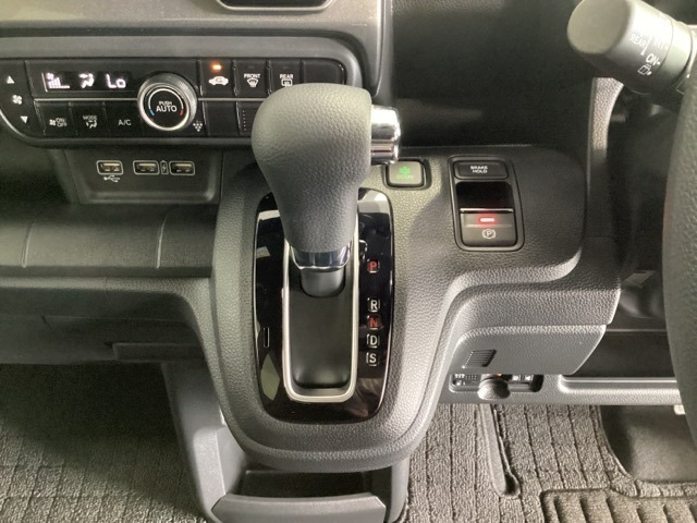 CVT車のセレクトレバーです。低速から高速まで、変速ショックのないスムーズな走りと、エンジン効率のよい領域を維持して燃費にも貢献します。サイドブレーキはスイッチ操作の電子制御パーキングブレーキです。