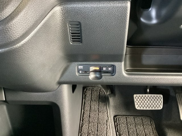 ハンドルの左下にETCがついています。高速道路の料金所の通過も楽々です。カードの取り出しもしやすい場所についています。