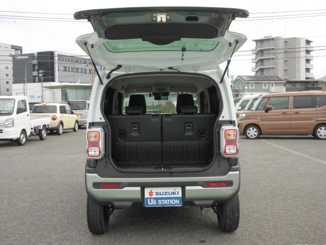 バックドアは上開き跳ね上げ式で、開口も広め！スムーズな荷物の出し入れでアウトドアも楽しくなりそう♪
