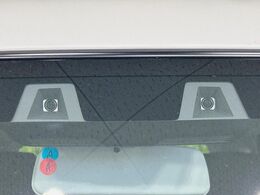 【スズキ　セーフティサポート】走行中に前方の車両等を認識し、衝突しそうな時は警報とブレーキで衝突回避と被害軽減をアシスト。より安全にドライブをお楽しみいただけます。