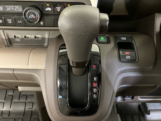 指先で簡単操作の電子制御パーキングブレーキを装備してます！またブレーキから足を離しても、停止状態をキープするオートブレーキホールド機能 も装備してます！