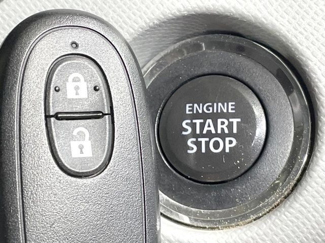 【キーレススタートシステム】カバンやポケットに入れたままでもドアの施錠・解錠が可能なスマートキーを装備。エンジンのオン・オフ時もカギを取り出す必要が無いからとっても便利です♪