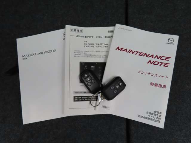 ☆取り扱い説明書・整備手帳・ナビ取り扱い説明書付き。スマートキーも2個完備しています！☆