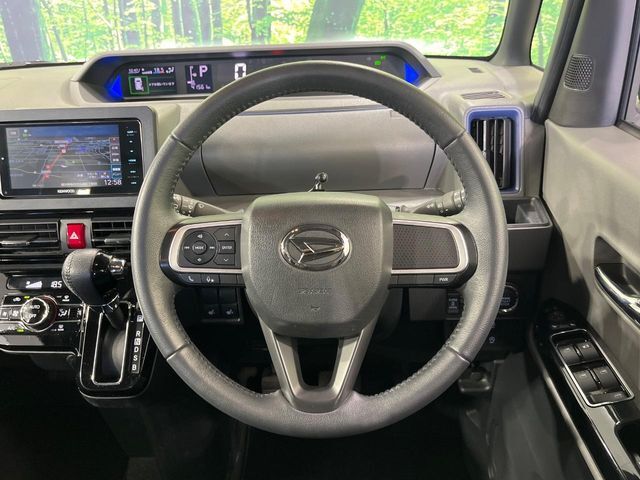 インテリアに合わせたデザインのステアリングは、運転される方のことも考え、運転しやすい形状、大きさです。是非一度、実際に触ってお確かめください。