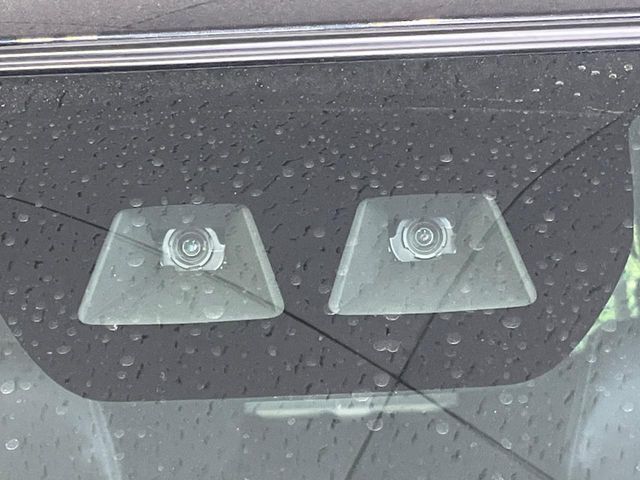 【スマートアシスト】走行中に前方の車両等を認識し、衝突しそうな時は警報とブレーキで衝突回避と被害軽減をアシスト。より安全にドライブをお楽しみいただけます。