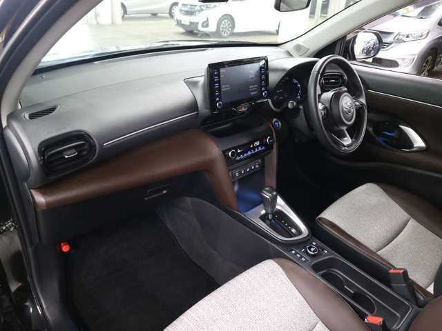 当社販売担当者、仕入担当者、リフトに持ち上げ車検検査員による下廻りチェックをクリアした高品質車を展示しております。