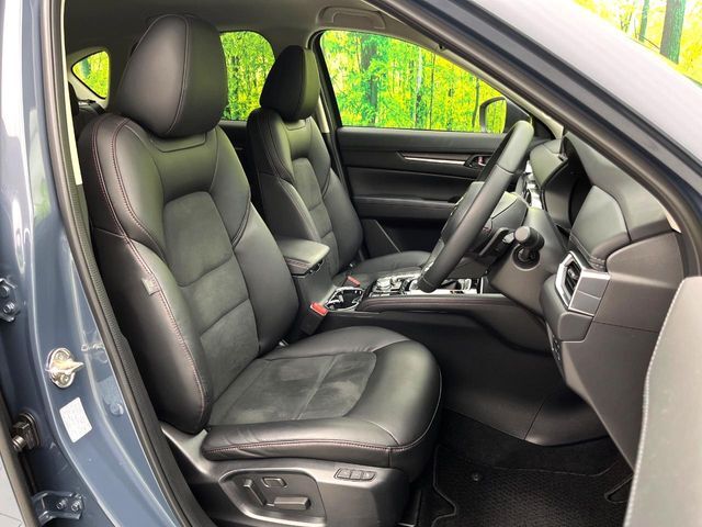 【ハーフレザーシート】高級感と座り心地を両立した人気のシート♪背面・座面のファブリック素材は、通気性の良さや滑りにくさに優れています。気温や服装に左右されず快適にお乗りいただけます。