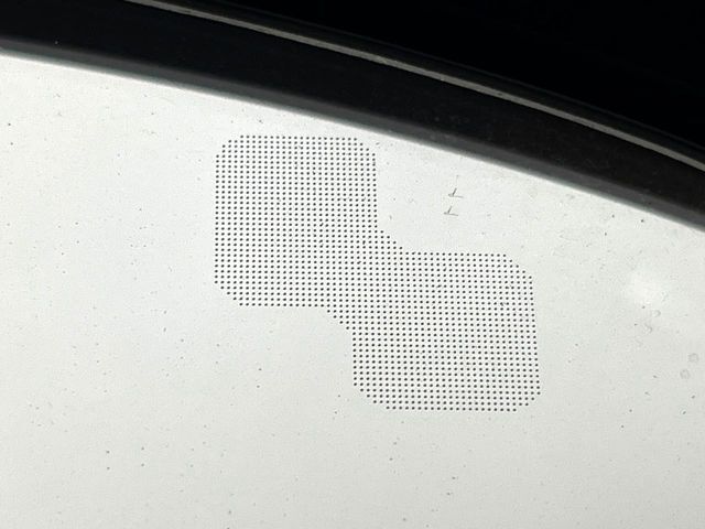 【ブラインドスポットモニタリング】走行中、ドアミラーの死角になりやすい箇所に後続車が接近するとサイドミラー付近に警告を表示、ドライバーに注意喚起をしてくれます。