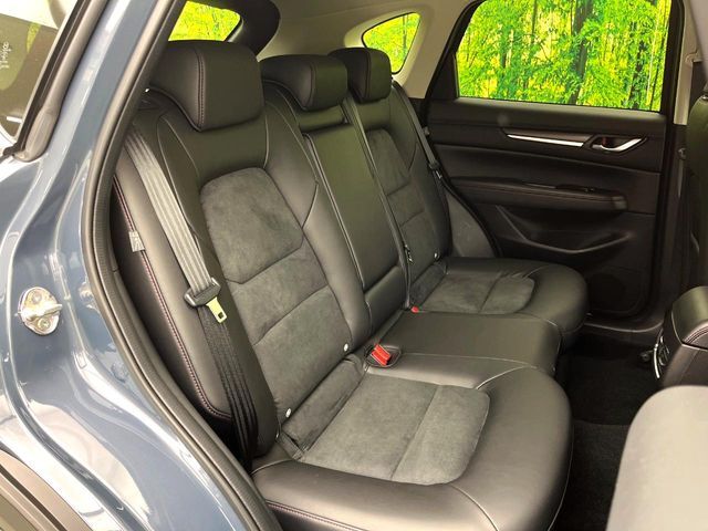 後部座席も気になるようなキズ・汚れやへたり等、大きなダメージはなく、良好な状態です。