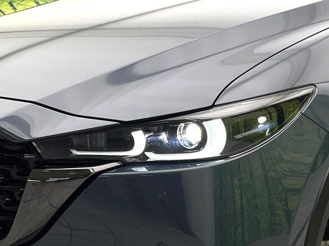 【LEDヘッドライト】悪天候や夜間走行時も良好な視界を確保し安心して運転できる高輝度LEDヘッドライトを装備！点灯速度が早く、消費電力も抑えられています。