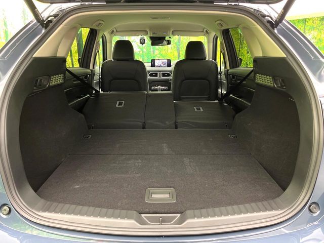 普段のお買い物や通勤、送迎等に十分な荷室スペースを確保しております。セカンドシートを倒すと、大きな荷物の積載も可能です♪