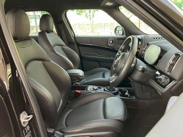 車内もキレイで嫌な臭いもありません！ご納車後の臭いが付きにくくなる「空気触媒コーティング」もご用意しております。愛車を大切に乗って頂く、お子様がいらっしゃるお客様にご好評いただいております。