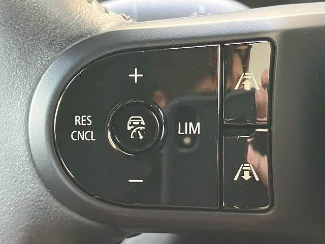 アクティブ・　クルーズ・コントロールが装備されております！希望速度を設定しておくと、車両は自動的にその速度を保ち、前方車両が近い場合、許容される範囲で前方車両の速度に自動的に調節！