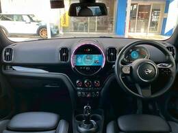 MINIならではのコックピット！！高級感があり、かつシンプルなデザインが飽きがこないとご好評いただいております。スイッチ一つ一つにも「こだわり」とセンスを感じます。