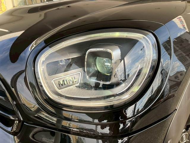 先進のLEDヘッドライトを装備。視認性と明るさが向上しより、安全運転をお楽しみいただけます。