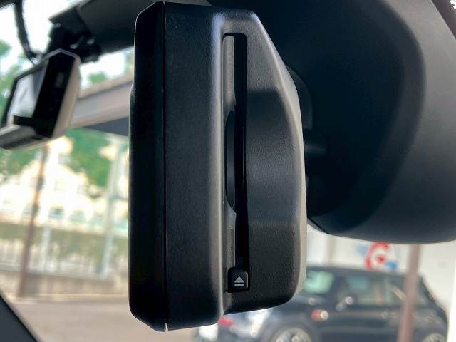 MINI純正のミラー一体型ETCが装備されております！ETC2.0対応で高速道路と自動車がリアルタイムで情報連携し、渋滞迂回ルートや安全運転をサポート！便利で快適なドライブを手助けします！